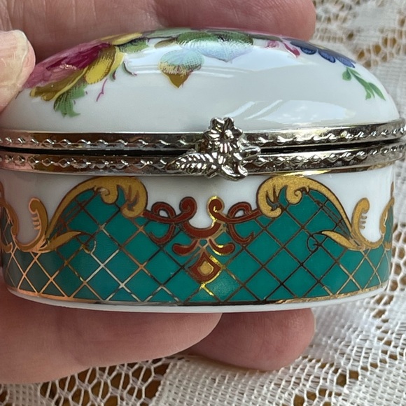 Mini porcelain box w/hinged lid, vintage - Picture 12 of 16